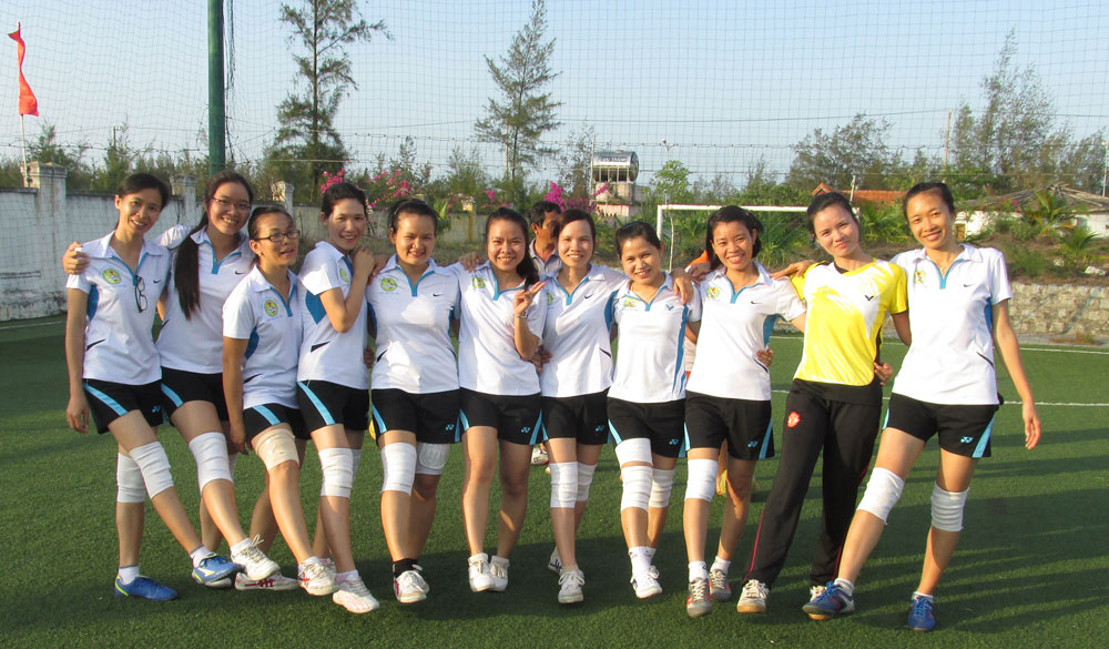 Khi nữ giáo viên đá bóng